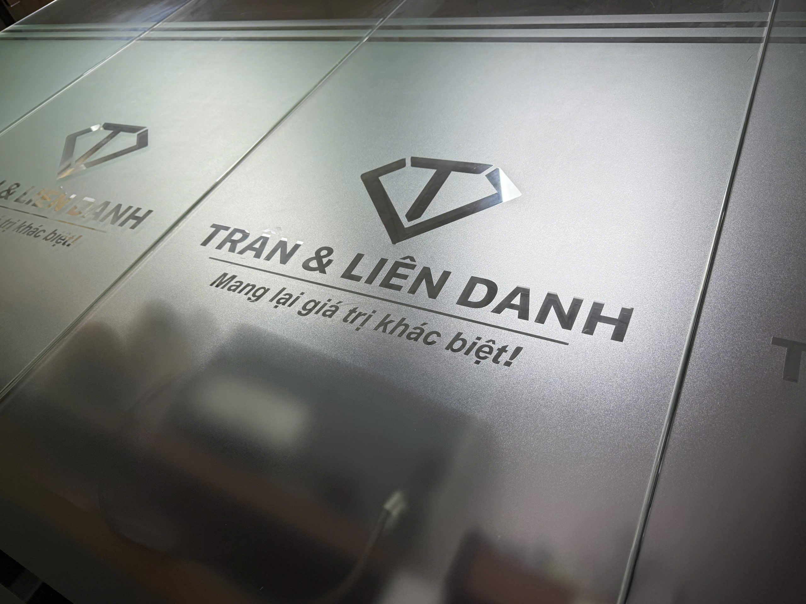 Hình ảnh logo Luật Trần và Liên danh